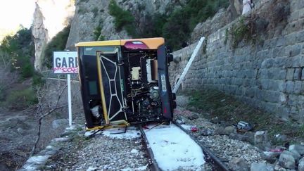 Alpes-Maritimes : trois blessés après la chute d'un bus scolaire sur une voie ferrée (France 2)