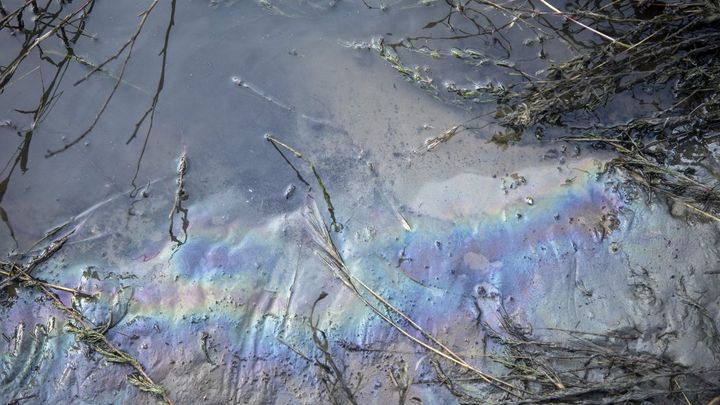 Des résidus de polluants observés dans le fleuve Dnipro aux alentours de la ville de Kherson (Ukraine), le 13 juin 2023. (NARCISO CONTRERAS / ANADOLU AGENCY / AFP)