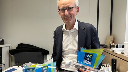 Eric Carreel, président-fondateur de Withings, dans son bureau d'Issy-les-Moulineaux, avec quelques-uns des trophées "Innovation Awards" du CES gagnés depuis 2015. (BENJAMIN VINCENT / FRANCEINFO)