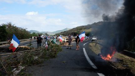 Des contre-manifestants occupent un barrage tenu la veille par des militants Kanak, le 9 décembre 2020 à Paita. Ils veulent securiser la circulation et manifester leur colère contre les blocages organisés par les opposants au projet de vente de l'usine du Sud.&nbsp; (THEO ROUBY / HANS LUCAS / AFP)