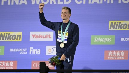 Léon Marchand après sa victoire sur 400 mètres nage libre aux championnats du monde de natation à Budapest (Hongrie), samedi 18 juin 2022. (KEMPINAIRE STEPHANE / KMSP)