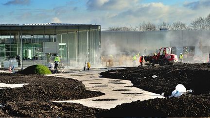 Le Louvre-Lens, conçu par l&#039;agence japonaise d&#039;architecture Sanaa, est implanté sur la fosse 9-9 bis de Lens, ancien carreau de mine à charbon
 (Philippe Huguen / AFP)