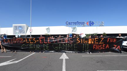 Des éleveurs bovins devant un Carrefour, à Lormont, près de Bordeaux, le 7 septembre 2016. (MEHDI FEDOUACH / AFP)