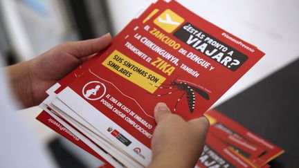 Un employé du ministère de la Santé du Pérou distribue des prospectus pour prévenir du virus Zika, le 4 février 2016, à Lima (Pérou).&nbsp; (MARIANA BAZO / REUTERS)