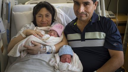 Yaleni et Warren Begazo avec leurs jumeaux, le 1er janvier 2014, &agrave; Washington DC. (THE WASHINGTON POST / GETTY IMAGES)