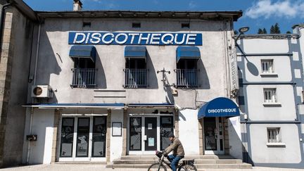 L'entrée d'une discothèque au Cheylard (Ardèche), le 3 mai 2021. (DANA TENTEA / HANS LUCAS / AFP)