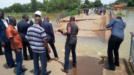 La route entre le Niger et le Bénin est coupée après l'effondrement du pont sur le Niger. (24 heures au Bénin)