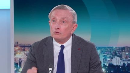 Vincent Desportes, professeur à Sciences Po et ancien directeur de l'école de guerre, est invité du 19/20 info, jeudi 7 mars. Dans la journée, Emmanuel Macron a reçu les chefs de partis politiques à propos de la guerre en Ukraine.