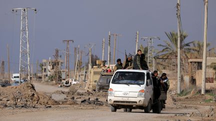 Des membres des&nbsp;Forces démocratiques syriennes, le 17 février 2019, dans le village de Baghouz, où sont retranchés les derniers combattants de l'Etat islamique. (RODI SAID / REUTERS)