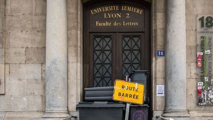 Un panneau "route barrée" et des poubelles bloquent une des entrées de Lyon 2, le 12 avril 2018.&nbsp; (KONRAD K./SIPA)