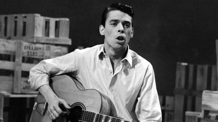 Jacques Brel sur le plateau télé de "Rendez-vous avec" en juin 1957.
 (Gérard Landau /INA /AFP)