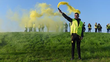 Des "gilets jaunes" manifestent contre l'augmentation des taxes sur les carburants, le 17 novembre 2018, à Bordeaux (Gironde).&nbsp; (NICOLAS TUCAT / AFP)