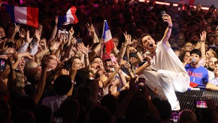 Le para-athlète Antoine Praud célèbre sa médaille de bronze sur le 1500 m (T46) au Club France, à Paris, le 31 août 2024. (PERVILLE FLORENT / AFP)