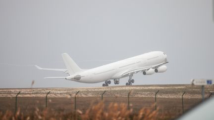 Un Airbus A 340 au décollage (photo d'illustration), le 25 décembre 2023. (REMI WAFFLART / MAXPPP)