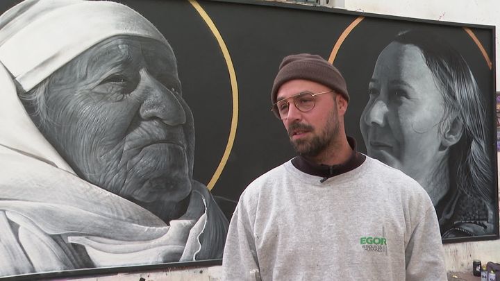 Swed Oner, le nom d'artiste de Mathieu Taupenas&nbsp;vient des&nbsp;initiales de "Smoke Wall Every Day" (littéralement "fume un mur chaque jour") qui parle de sa frénésie de peindre. "Oner" signifie "le premier", c'est un terme courant du graffiti. (D. Pardanaud /  France Télévisions)