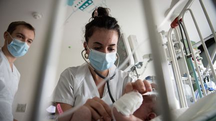 Une pédiatre ausculte un nourrisson&nbsp;en soins intensifs aux urgences pédiatriques de l’hôpital Robert-Debré,&nbsp;le 28 octobre 2022 à Paris. (ALAIN JOCARD / AFP)