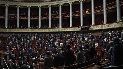 Les députés respectent une minute de silence&nbsp;en l'honneur des militaires Cédric de Pierrepont et Alain Bertoncello, le 14 mai 2019, à l'Assemblée nationale. (CHRISTOPHE ARCHAMBAULT / AFP)