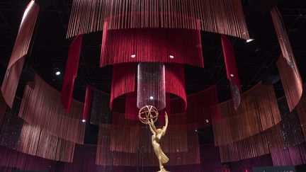 Une des convoitées statuettes des Emmy Awards, l'équivalent des Oscars pour la télévision américaine. (MARK RALSTON / AFP)