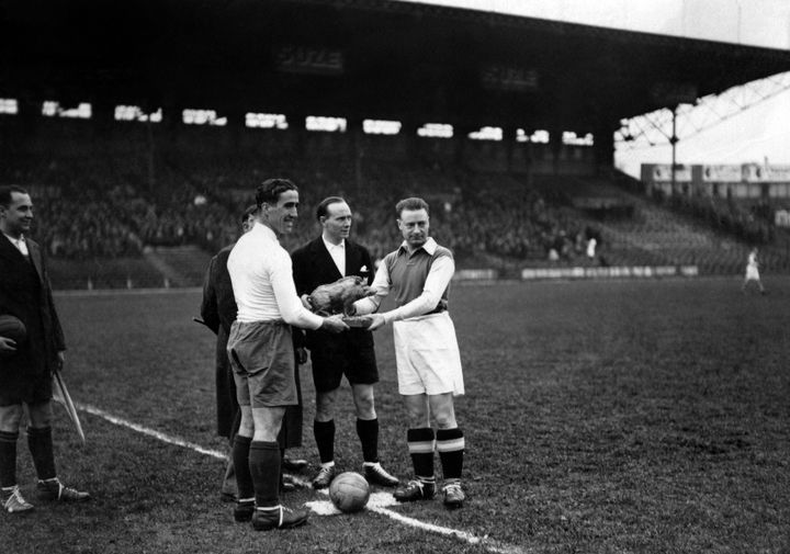 Le coup d'envoi de la finale de la Coupe de France 1936 entre Charleville et le Red Star.&nbsp; (AFP)