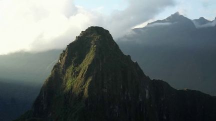 Toute la semaine, les équipes de France 2 explorent le Machu Picchu, au Pérou, véritable sanctuaire des Incas. Inscrit au patrimoine mondial de l'Unesco, il attire chaque année deux millions de touristes. Pour s'y rendre, plusieurs solutions existent, de la plus chic à la plus physique. (FRANCE 2)