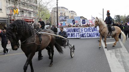 Plusieurs centaines de professionnels du monde hippique ont manifesté mercredi 29 mars 2017 à Paris. (JACQUES DEMARTHON / AFP)