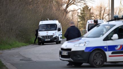 Des policiers &eacute;tablissent un cordon de s&eacute;curit&eacute; autour des lieux o&ugrave; Chlo&eacute;, une petite fille de 9 ans, a &eacute;t&eacute; retrouv&eacute;e morte &agrave; Calais (Pas-de-Calais), le 15 avril 2015. (PHILIPPE HUGUEN / AFP)