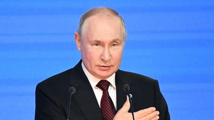 Le président russe Vladimir Poutine s'adressant à la séance plénière du forum du Valdai Discussion Club à Sotchi le 5 octobre 2023. (SERGEI GUNEYEV / POOL)