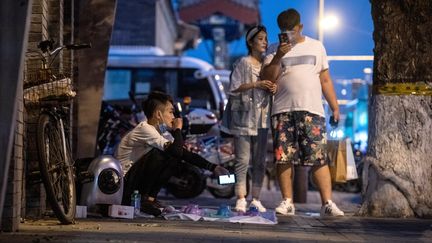 Un vendeur dans une rue de Pékin le 11 juin 2020 (NOEL CELIS / AFP)