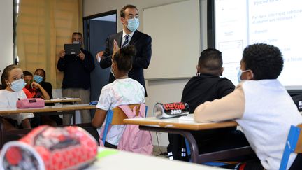 Le ministre des Outre-mer, Sébastien Lecornu, lors de la rentrée scolaire au collège Jean-Le Toullec, au Port (La Réunion), le 17 août 2020.&nbsp; (RICHARD BOUHET / AFP)