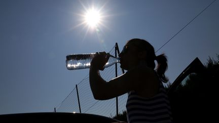 Il faut boire de l'eau par grandes chaleurs. (MAXPPP)