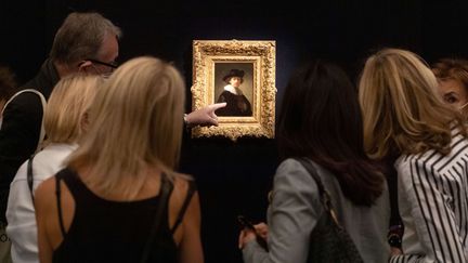 Autoportrait de Rembrandt exposé chez Sotheby's à Londres, avant une vente (23 juillet 2020). Une image qu'on ne verra peut-être plus, avec la virtualisation des ventes aux enchères (RAY TANG / LNP / SHUTTERSTOCK / SIPA)