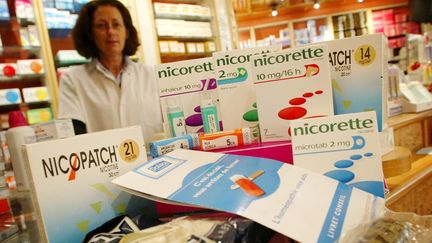 Des substituts à la nictine, dans une pharmacie de Bordeaux, le 19 octobre 2003. (SUD OUEST / MAXPPP)