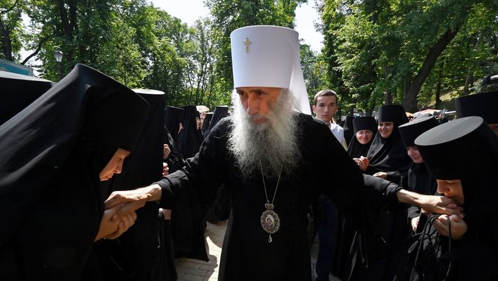 Le métropolite Onuphre, primat de l'Eglise orthodoxe ukrainienne (patriarcat de Moscou), le 27 juillet 2021 à Kiev (Ukraine). (SERGEI SUPINSKY / AFP)