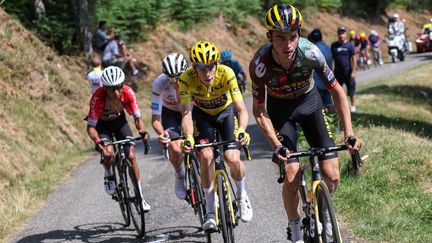 Sepp Kuss emmène le groupe de favoris dans le mur de Péguère, lors de la 16e étape du Tour de France, le 19 juillet 2022. (THOMAS SAMSON / AFP)
