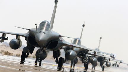 Des Rafale français, sur le tarmac d'une base aérienne du Golfe, le 27 septembre 2015. (ECPAD / ARMEE DE L'AIR / AFP)