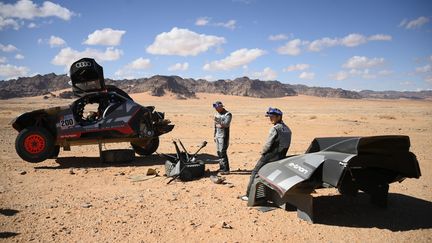 Stéphane Peterhansel, premier grand perdant de cette édition. Dès le kilomètre 153 de la première étape, son train arrière gauche est arraché. «&nbsp;Monsieur Dakar&nbsp;» perd tout espoir de victoire finale. Arrivé hors-délai, il est autorisé à repartir hors course. Motif de satisfaction pour le Français, il remportera la dixième étape. (FRANCK FIFE / AFP)