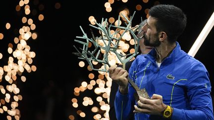 Le Serbe Novak Djokovic embrasse pour la septième fois de sa carrière le trophée du vainqueur à Bercy, le 5 novembre 2023. (MICHEL EULER / AP)