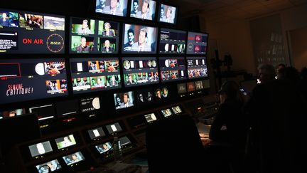 Une régie télévision à France 2, le 10 décembre 2010 à Paris. (THOMAS SAMSON / AFP)