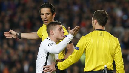 Le milieu de terrain du PSG, Marco Verratti, discute&nbsp;avec les arbitres lors du match retour des huitièmes de finale de la Ligue des champions le 8 mars 2017, à Barcelone. (PAU BARRENA / AFP)