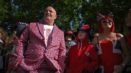 Des spectacteurs attendent le début des festivités du jubilé de platine d'Elizabeth II à Londres, le 2 juin 2022. (BEN STANSALL / AFP)