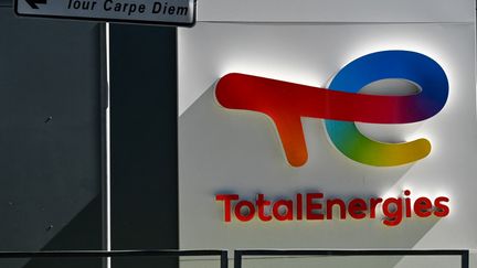 Le logo de l'entreprise TotalEnergies, à Courbevoie (Hauts-de-Seine), le 19 avril 2023. (ERIC BERACASSAT / HANS LUCAS / AFP)