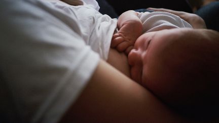 L'allaitement en public fait d&eacute;bat au Royaume-Uni, apr&egrave;s qu'un h&ocirc;tel a demand&eacute; &agrave; une m&egrave;re de se couvrir parce qu'elle donnait le sein &agrave; sa fille. (LITA BOSCH / FLICKR RF / GETTY IMAGES)