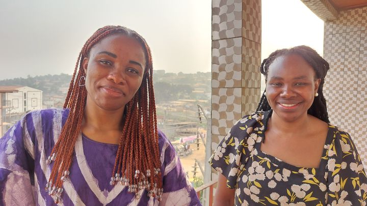 Viviane Tathi et Winnie Enyono, respectivement présidente et coordinatrice de Sourires de femmes. (SOLENNE LE HEN / RADIO FRANCE)