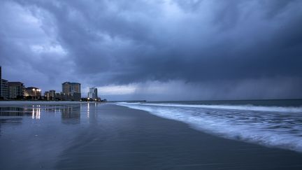 La pluie tombe à l'arrivée de l'ouragan Florence à Myrtle Beach en Caroline du Nord, le 13 septembre 2018. (ALEX EDELMAN / AFP)