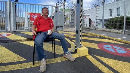 Patrick Hoarau a décidé de s'enchaîner à un poteau devant la centrale thermique (Delphine Poudroux)