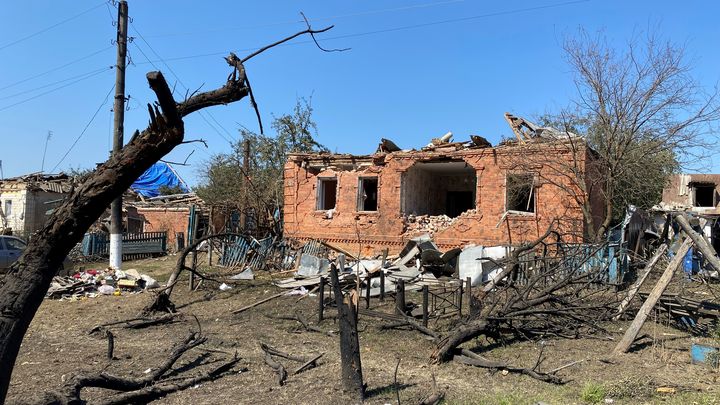 Une maison d'un village ukrainien, à 15 kilomètres de la frontière russe. (BORIS LOUMAGNE / RADIOFRANCE)