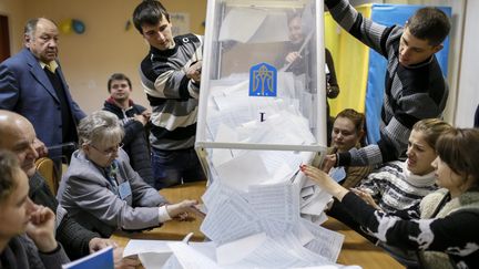 Un d&eacute;pouillement dans un bureau de vote de Kiev (Ukraine), le 26 octobre 2014 au soir des &eacute;lections l&eacute;gislatives anticip&eacute;es. ( GLEB GARANICH / REUTERS)