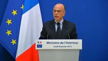 Capture d'&eacute;cran montrant le ministre de l'Int&eacute;rieur&nbsp;Bernard Cazeneuve lors de son point de presse le 8 janvier 2015 (FRANCE 2 ET FRANCE 3 )