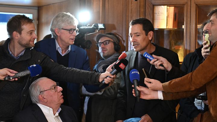 Jean-Baptiste Andrea répond aux journalistes dans le salon Goncourt du restaurant Drouant. (BERTRAND GUAY / AFP)