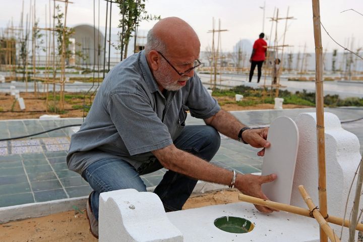 L'artiste algérien&nbsp;Rachid Koraichi au Jardin d'Afrique", cimetière dans le sud de la Tunisie, le 1er juin 2021.&nbsp; (FATHI NASRI / AFP)